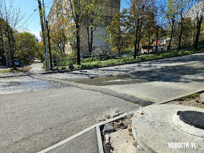 На перекрёстке Каплунова и Невельского соорудили асфальтовый вал для отвода воды – его уберут, когда найдут причину течи — Новости VL.ru | Владивосток