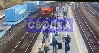 Во Владивостоке на Угольной подросток упал под колеса поезда и чудом выжил — камера записала момент — Svodka25 l Новости Приморья и Владивостока
