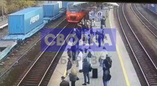 Подросток упал под колёса поезда во Владивостоке и чудом остался жив.