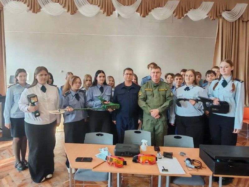 Владивостокские криминалисты СК России провели урок для кадетов школы в городе Артёме