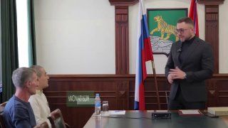 Во Владивостоке наградили водителя автобуса, который помог незрячим пассажирам.