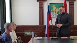 Водителя автобуса во Владивостоке наградили за помощь незрячим пассажирам — PrimaMedia.Приморье
