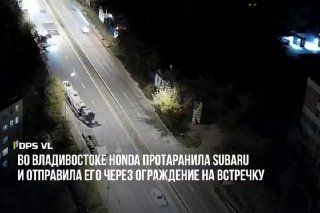 Subaru снёс ограждение и вылетел на встречку после ДТП на Окатовой.