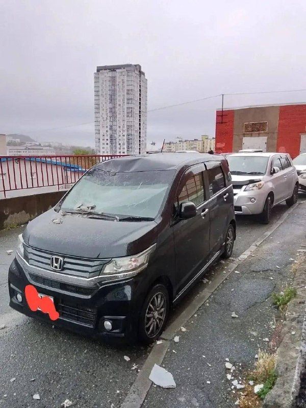 Ветер срывает крыши и повреждает автомобили