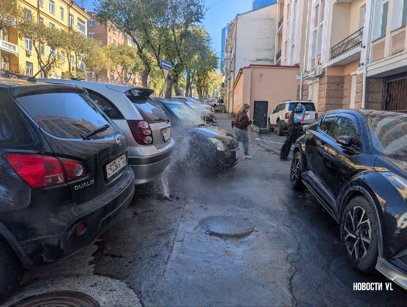 На улице Фонтанной во Владивостоке из-под земли забил фонтан
