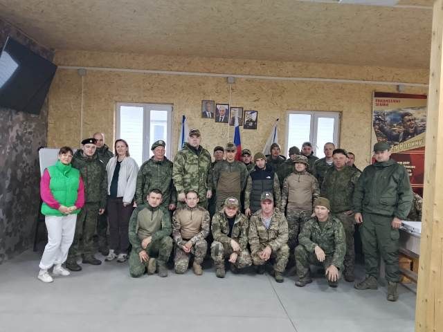 Бойцов на полигоне Бамбурово поздравили с Днём отца