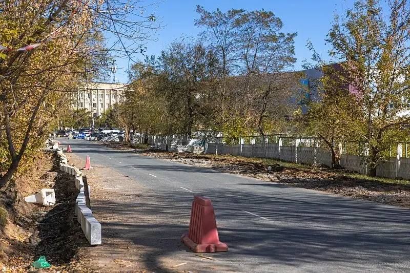 Дорожники начали ремонт проезда на улице Ильичева. — Администрация Владивостока