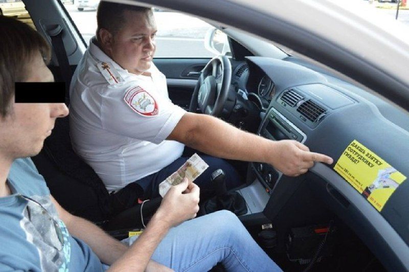 В Приморье инспекторы ДПС поймали иностранного таксиста без прав — тот, чтобы откупиться, хотел дать им взятку 5.000₽, — Svodka25 l Новости Приморья и Владивостока