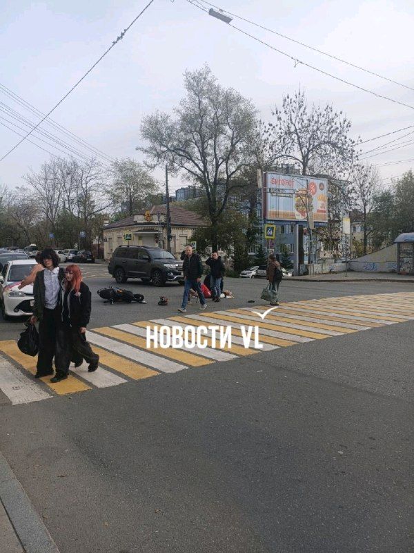 Наши читатели сообщают, что в районе остановки «Дальзавод» произошло ДТП с участием мопеда.