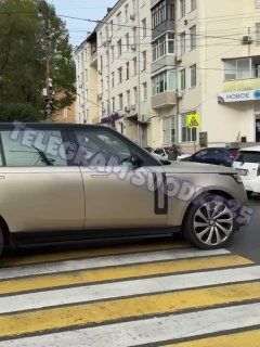Во Владивостоке на Светланской парень с девушкой на байке попали в серьезное ДТП — Svodka25 l Новости Приморья и Владивостока