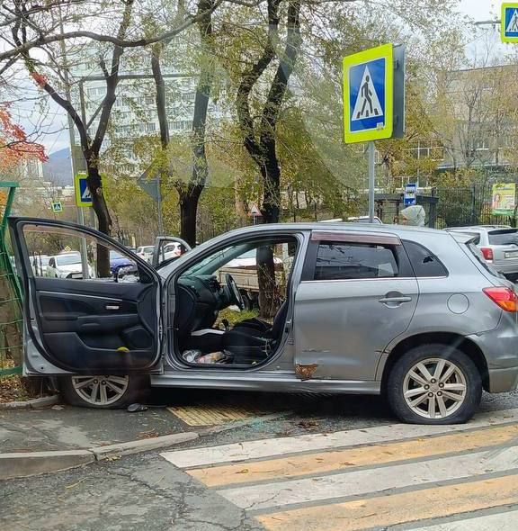 Во Владивостоке водитель устроил ДТП возле школы и детсада и бросил машину посреди дороги — ВОСТОК-МЕДИА | Владивосток и ДФО