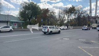 Мужчинам пришлось вручную убирать автомобиль с проезжей части во Владивостоке — PrimaMedia.Приморье