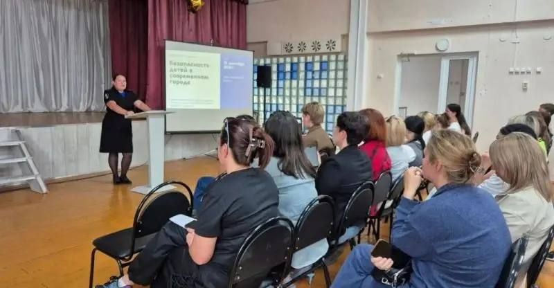 Полицейские помогли вернуть к обучению 23 школьников. В Приморье подвели итоги профилактической операции «Школа»