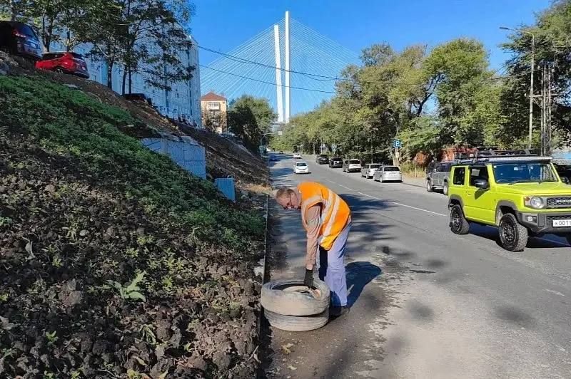 Большая уборка: дорожная служба Владивостока ежедневно собирает и вывозит выброшенные шины. — Администрация Владивостока