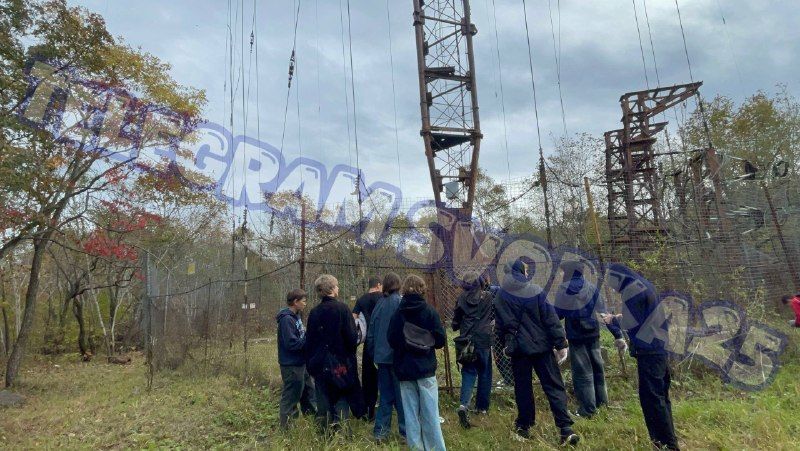 В Приморье толпа подростков залезла на 260-метровую вышку в Раздольном, чтобы записать на ней видео