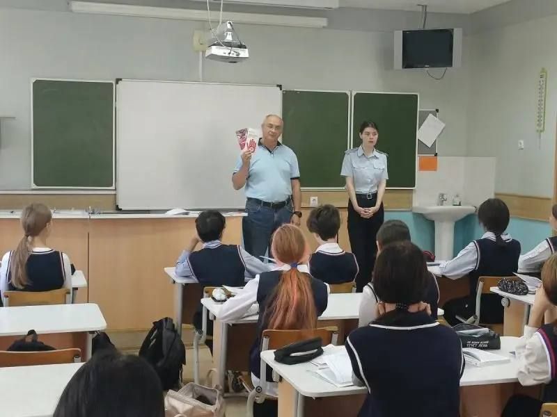 В Приморье полицейские и общественники проводят профилактические уроки здоровья и правовой грамотности для молодежи