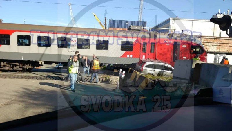 Поезд снес автомобиль, который заехал на железнодорожные пути на Чуркине во Владивостоке