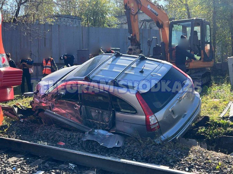 Кадры с места жесткого ДТП во Владивостоке, где поезд снес автомобиль на железной дороге