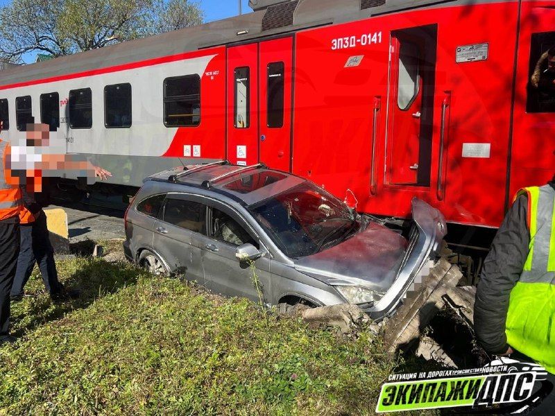 Во Владивостоке автомобиль попал под поезд.