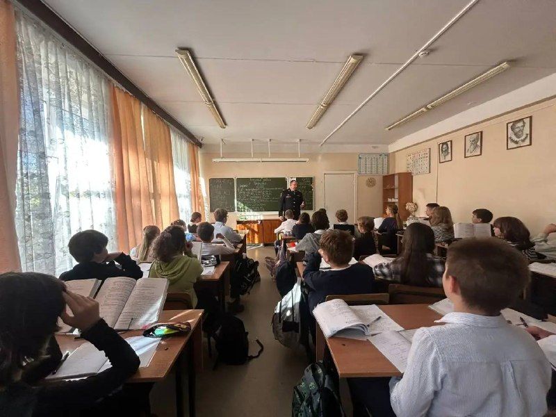 В преддверии осенних каникул глава Госавтоинспекции УМВД Приморья встретился с владивостокскими школьниками
