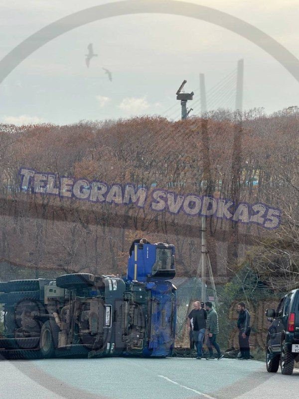 Во Владивостоке на Щитовой перевернулся большегруз, перевозивший что-то сыпучее