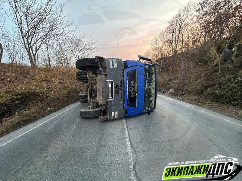 Во Владивостоке у очередного самосвала отказали тормоза, что привело к ДТП.