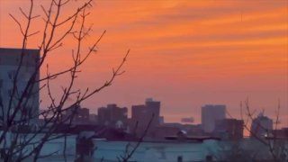Очень красивый оранжевый закат завершил сегодняшний день во Владивостоке