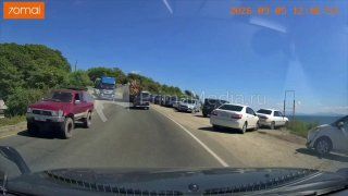 В посёлке Рыбачий второй день подряд переворачиваются грузовики.
