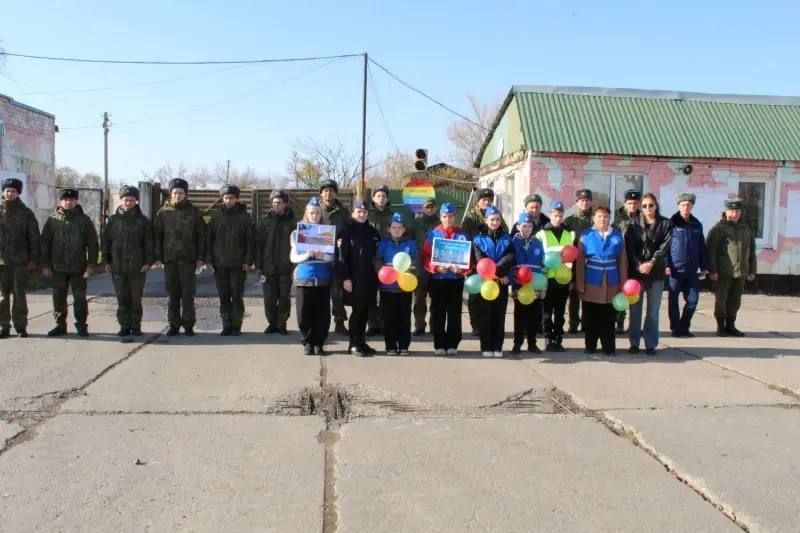 Сотрудники Госавтоинспекции Черниговского округа и юные инспекторы движения поздравили военнослужащих с Днем