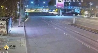 Во Владивостоке на Столетии «Приус» на всей скорости влетел в отбойник — момент ДТП попал на камеру
