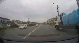 В Приморье псевдошумахер на такси вылетел на встречку и устроил ДТП — момент аварии попал на видео