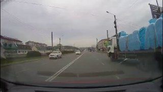 Такси вылетело на встречку и столкнулось с двумя машинами в Находке.