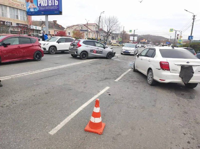 В Находке сотрудники полиции работают на месте автоаварии с тремя автомобилями — Полиция Приморья
