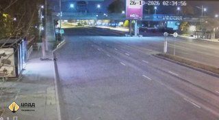 На Столетии автомобиль врезался в опору пешеходного моста и вылетел на встречку. — DPS VL | Владивосток