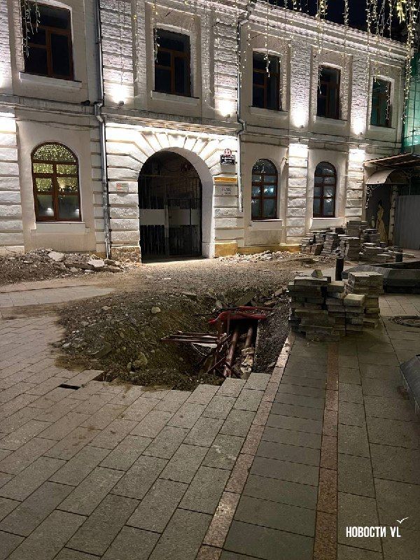 На Арбате разобрали брусчатку и раскопали трубы посреди пешеходной части улицы. — Новости VL.ru | Владивосток
